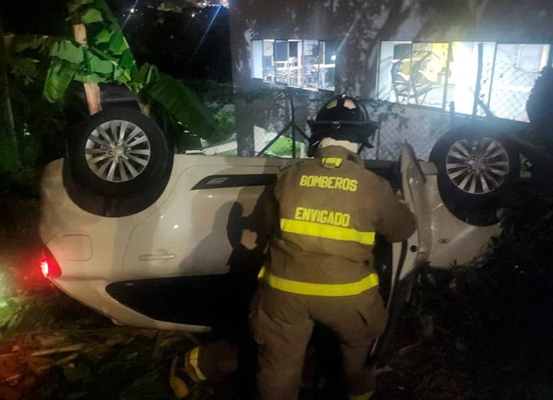 Un Carro Sale Volando De Un Parqueadero Tras Perder El Control En